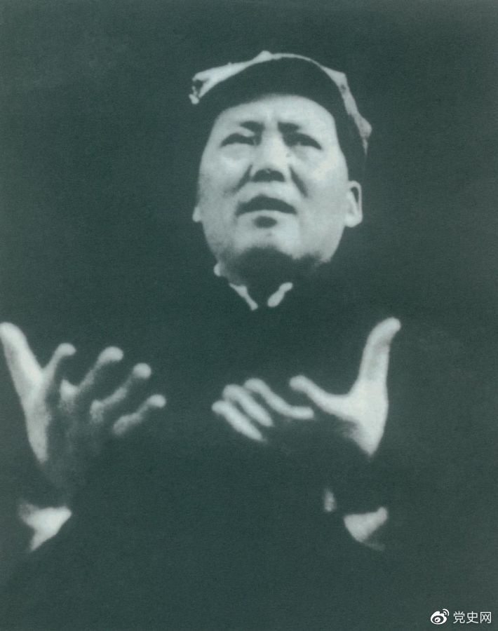 　　1943年11月，毛澤東在中共中央招待陜甘寧邊區(qū)勞動英雄代表大會上作《組織起來》的講話。